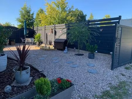 maison indépendante avec double garage et jardin