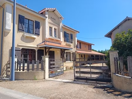 ensemble immobilier compose de deux habitations avec depandances