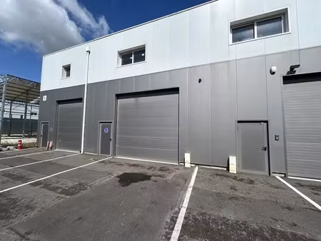 location locaux professionnels 360 m² à brie-comte-robert (77170)  3 990 €