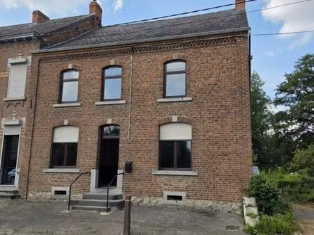 maison d'habitation avec jardin et garage