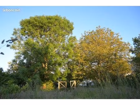 terrain constructible 400 m2 avec un très grand jardin entre ville et campagne