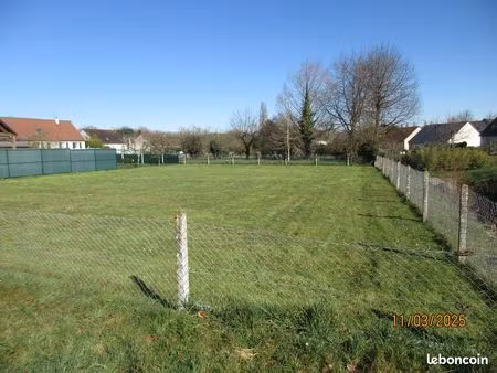 terrain 838 m² viabilisé à monnaie