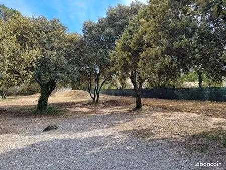 terrain 730 m² tavel