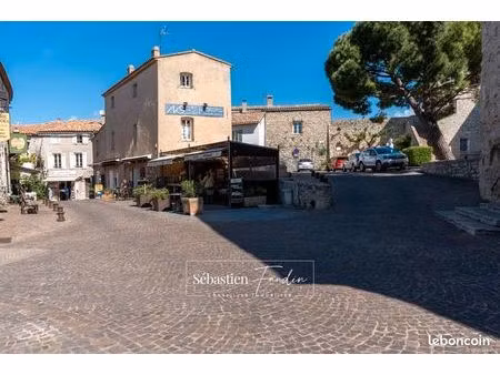 commerce habillement/textile 60 m²