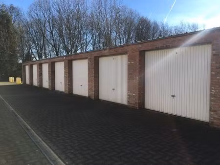 zeer centraal gelegen garageboxen