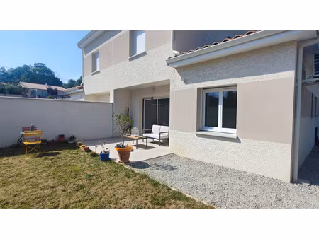 maison récente avec jardin