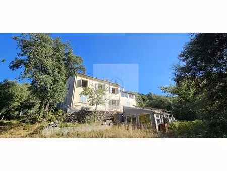 grande maison   terrain et vue