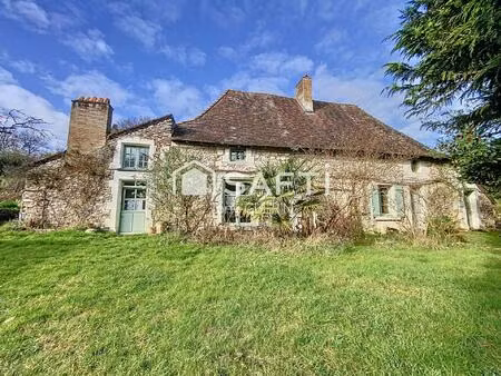 maison de bourg du xii e siècle  commerces  au calme.