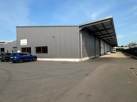 te huur: magazijn & showroom naast drukbezocht winkelpark