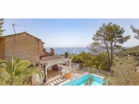 villa avec piscine en bord de mer carqueiranne (83)