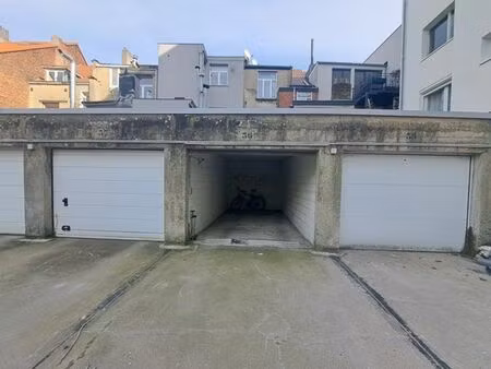 proximité albert   box fermé