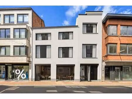 belle propriété commerciale (180m²) avec appartement au des