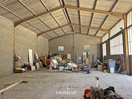a louer à en campagne de barbentane  hangar de 200 m2
