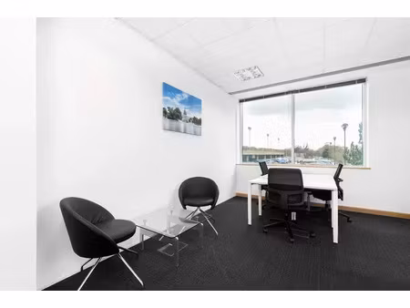 trouvez un espace de bureau à lyon  saint exupéry airport pour 3 personnes où tout est pri