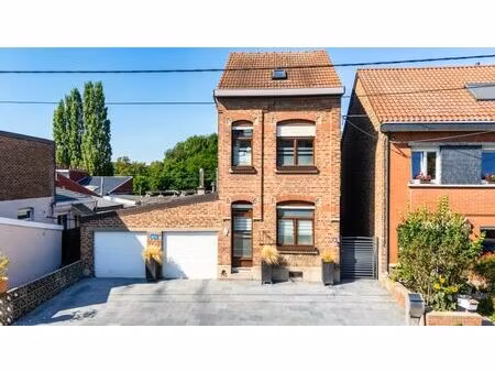 maison semi-mitoyenne 2 chambres  garages et jardin