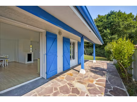 maison accolée à pied des plages et du centre