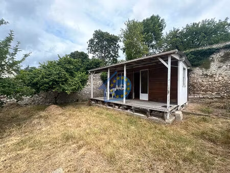 terrain constructible à guernes 405m²  avec abris de jardin et cabanon.