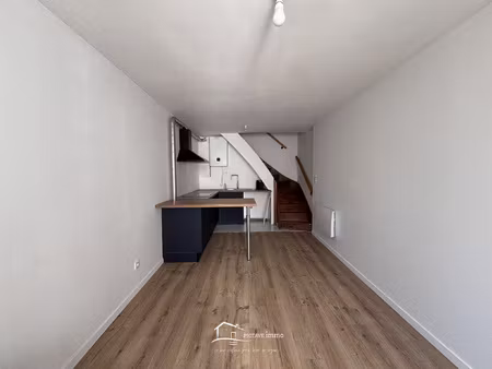 à louer t2 en duplex rénové centre de rouillé 420 eur +