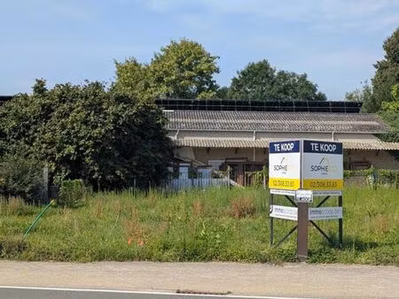 terrain à bâtir pour 2 maisons 3 façades ou 1 villa