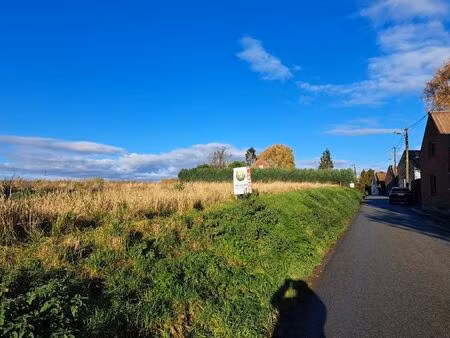 60 métres de front à rue pour ce terrain exceptionnel .