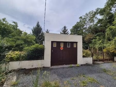 garage sur parcelle totale d'environ 1130 m² arborée et clôturée