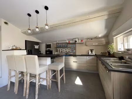 maison de 216 m2 composée de 2 appartements avec garage et t