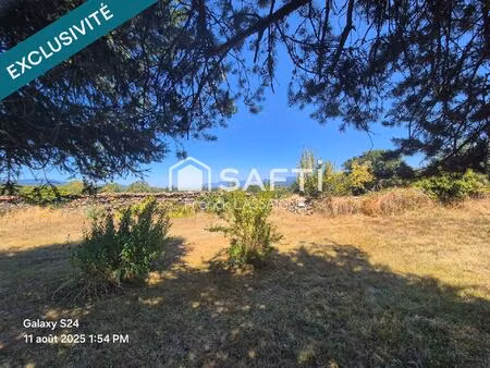 maison avec cour... grange jardin et puits d'eau