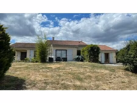 maison familiale d’environ 135 m² avec terrain de 2 439 m² – un cadre plein de charme à sa