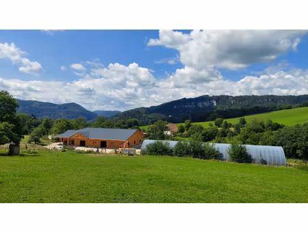 propriété equestre de 26.6 hectares avec 2 bâtiments et partie habitation de 370m2