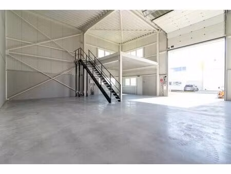 nivelles nord | entrepôt 144m² + mezzanine 37m² lumineux