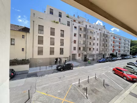 local de bureau de 85m2 au premier étage