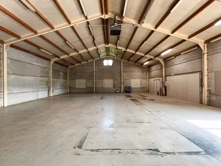 420 m² entrepôt très fonctionnel avec bureau et parking