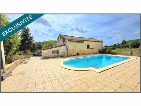 maison en pierre et dépendances à finir de rénover sur plus d'un hectare de terrain.