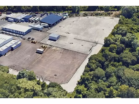 terre-plein béton + bureaux a louer