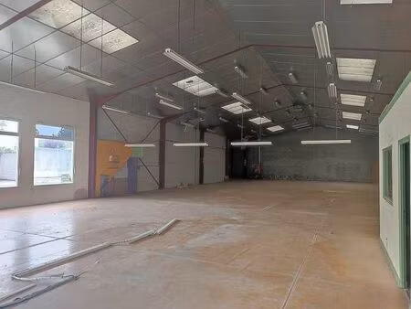 location local d'activités saint jean d'angely 700 m²