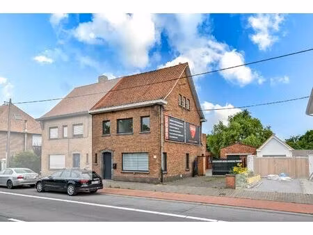 halfopen bebouwing met mogelijkheid tot 7 slaapkamers  2 badkamers en grote tuin in aalter