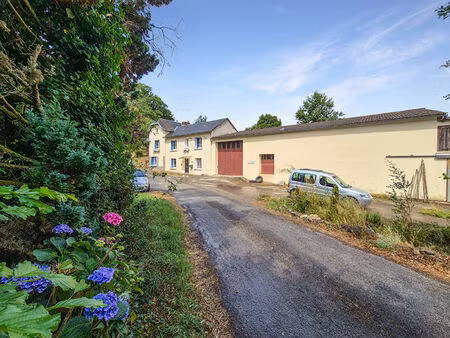 haute vienne. sussac. grande maison au bord d'une rivière avec 7 chambres  grange attenant