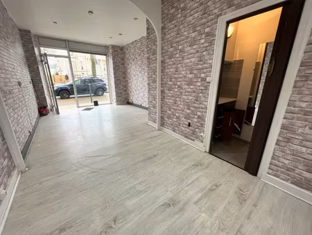 villeneuve sur lot  local commercial très visible  situé sur un axe piéton passant entre l