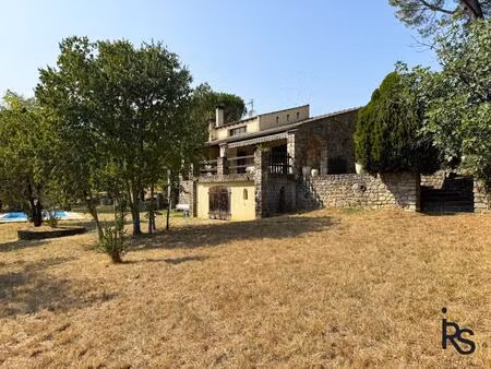 au milieu d’un terrain arboré de 4350 m2  une maison de 107 m2 habitables