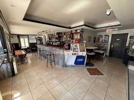 commerce en plein cœur de trilport avec terrasse