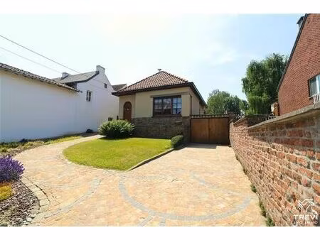 charmant bungalow avec beau jardin et garage