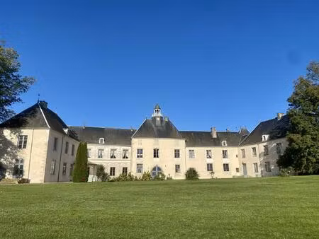 château xviiie mh restauré avec dépendances 4.7ha  bois etang rivière.
