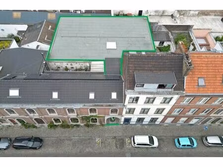 entrepôt en bon état  sup.de 600 m² sur 2 niveaux + cave.