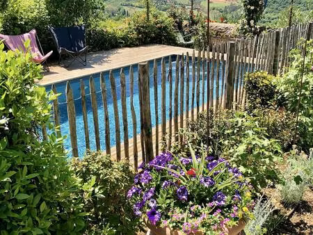 grande maison historique  située sur les remparts de domme en périgord noir.