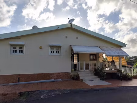 vente maison 9 pièces 255 m² à robert vert pre (97231)  380 000 €