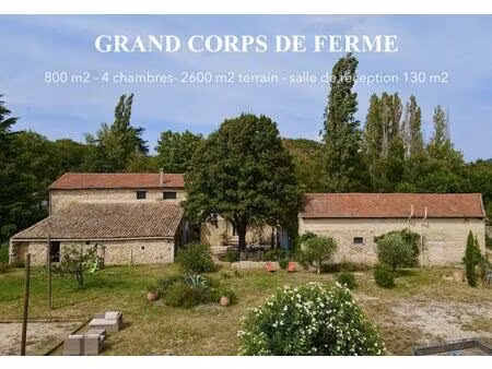 corps de ferme en pierre avec dépendances et garages
