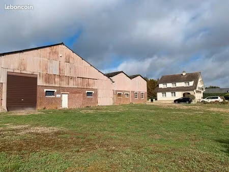 proprieté batie sur 2 ha a 5 mns de feuquieres avec hangar + pâture