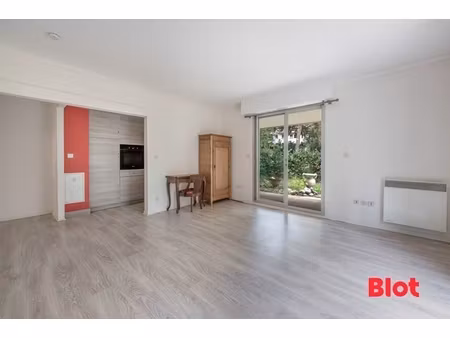 a vendre - la baule - appartement t2 avec son grand jardin dans une résidence pour senior