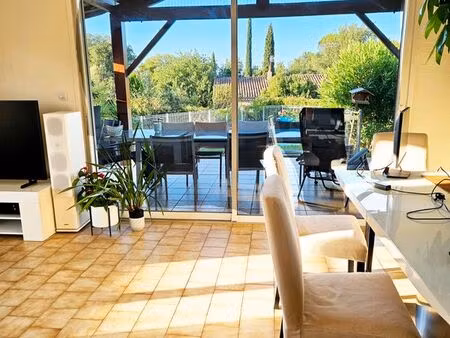 propriété avec vue  piscine  terrasse et jardin paysagé