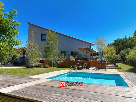ensemble maison 220 m2 avec piscine + local commercial de 98 m2 ( avec bail commercial )